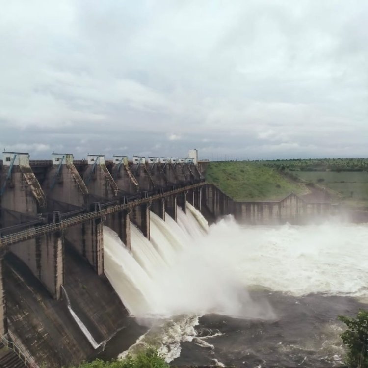 आगर मालवा में तेज बारिश से नदी-नाले उफान पर:कुंडालिया बांध के 4 और गेट खोले; अब 6 गेट से छोड़ा जा रहा पानी