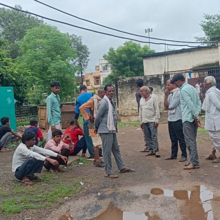 सड़क पर बैठे पशुओं से टकराई बाइक:45 वर्षीय व्यक्ति की हादसे में मौत