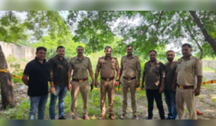 नोएडा में वेयर हाउस से चोरी करने वाले दो आरोपी गिरफ्तार, 30 फोन बरामद