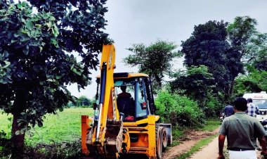 टीकमगढ़ में चला प्रशासन का बुलडोजर:तहसीलदार ने गोचर भूमि से हटाया अवैध कब्जा, दोबारा कब्जा नहीं करने की दी हिदायत