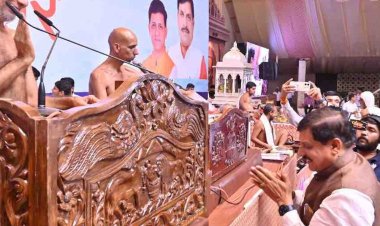 इंदौर में मुख्यमंत्री ने लिया मुनि प्रमाण सागरजी से आशीर्वाद:डॉ. यादव बोले- मुनिश्री का तप ही है, जो सभी ऋतुओं में एक जैसे रहते हैं