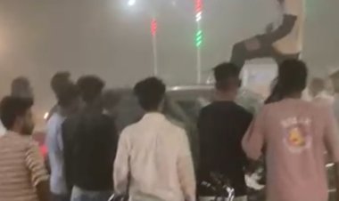 तेज रफ्तार कार ने कई गाड़ियों को रौंदा:नशे में था भोपाल का युवक; एक युवक गंभीर घायल, गाय की मौत