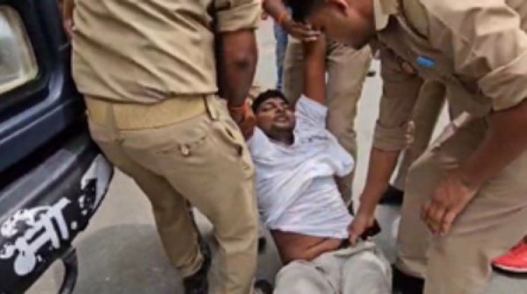 69,000 शिक्षक भर्ती मामले को लेकर प्रदर्शनकारियों ने किया केशव प्रसाद मौर्य के घर का घेराव, पुलिस से हुई झड़प