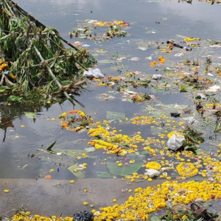 हरितालिका तीज विसर्जन के बाद तालाब की नहीं हुई सफाई:अमृत योजना के तहत तालाब का होना है सौंदर्यीकरण, मठ तालाब में भरी विसर्जित की गई सामग्री