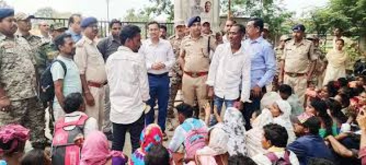 समस्याओं को लेकर सैकड़ों ग्रामीण पहुंचे कलेक्टोरेट, दिया धरना