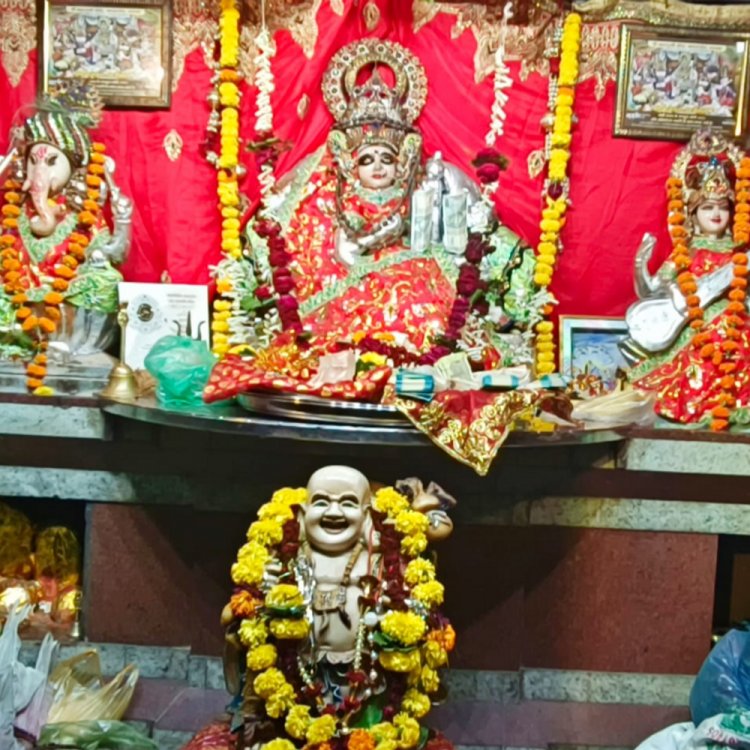रतलाम के महालक्ष्मी मंदिर में सजावट की तैयारी शुरू:नोटों और जेवरातों से होगा श्रृंगार, धनतेरस से पांच दिनों तक होंगे दर्शन