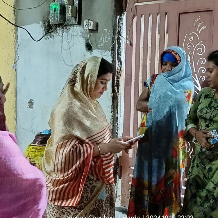 सदस्यता अभियान लक्ष्य पूरा करने डोर टू डोर पहुचीं नपाध्यक्ष:महिलाओं को दिलाई भाजपा की सदस्यता, फिर करवा चौथ के लिए लगाई हाथों में मेहंदी