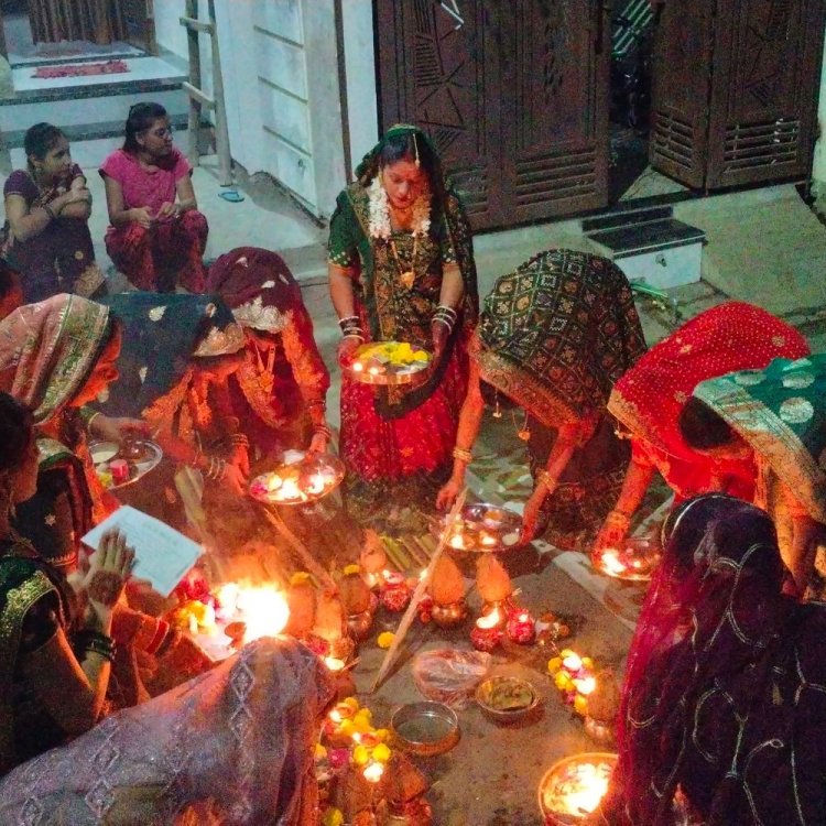 इंदौर में रामानंदनगर में करवाचौथ पूजन:महिलाओं ने निर्जला व्रत रखकर करवा माता और शिव-पार्वती का किया पूजन, चंद्रमा को अर्घ्य देकर छोड़ा उपवास