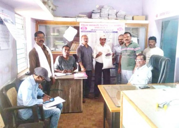 फसल चक्र परिवर्तन के लिए ऋण लेने सोसाइटी पहुंच रहे किसान