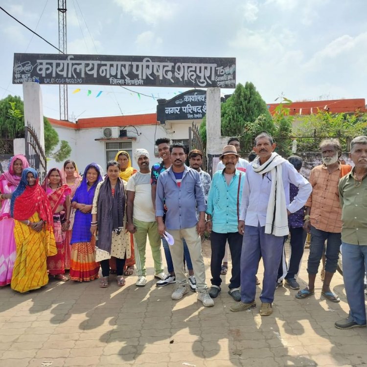 डिंडौरी में नप सफाईकर्मी धरने पर बैठे:ऑफिस के सामने कहा-पहले निर्णय करो, फिर लौटेंगे काम पर; सीएमओ बोले-बात करते है