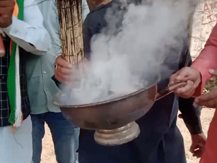 इंदौर में भूतिया पार्टी को लेकर कांग्रेस का प्रदर्शन:बिल्डिंग के शुद्धिकरण के लिए कराया हवन-पूजन; कल डाक्टरों ने रैली निकाल विरोध जताया था