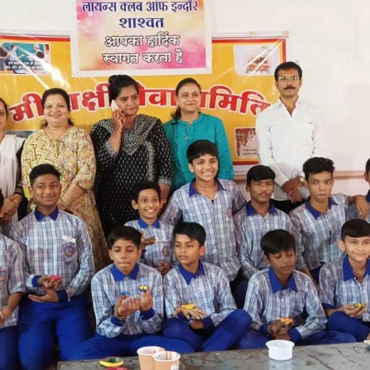 इंदौर में दीप सजावट की वर्कशॉप:स्कूली बच्चों ने सजाए दीपावली के दीपक