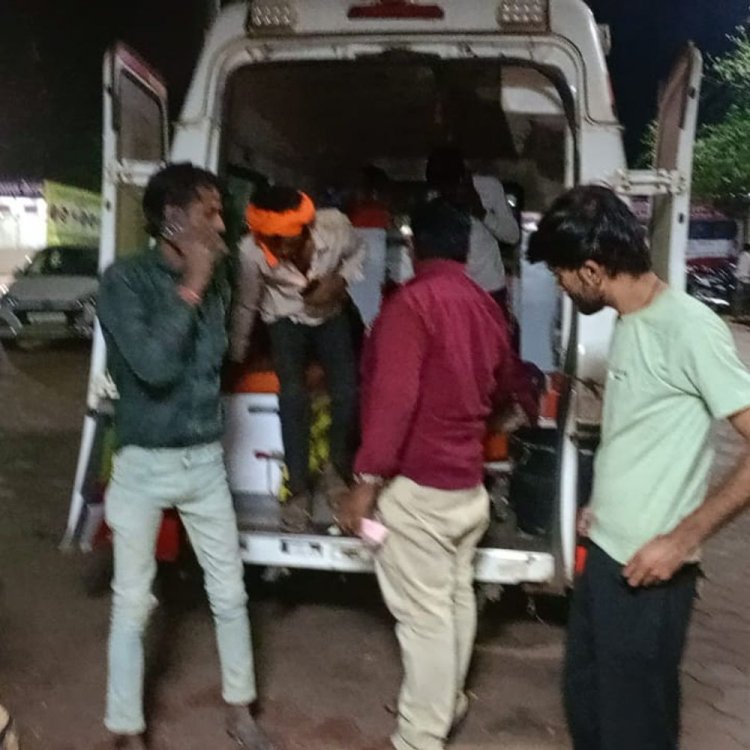 निर्माणाधीन जनमन आवास की छत भरभरा कर गिरी:मलबे में दबा मजदूर, गंभीर हालत में जिला अस्पताल में भर्ती