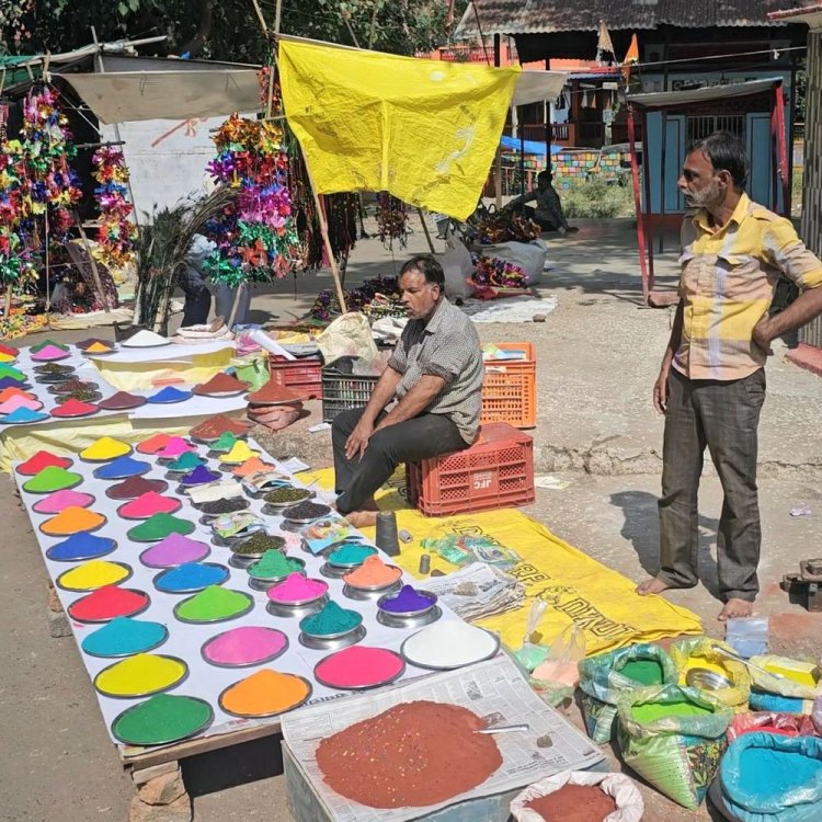 शाजापुर में पशु श्रृंगार सामग्री से बाजार की सजावट:मोरपंख से बनी वस्तुएं को बेचने के लिए सजा बाजार, ग्रामीण क्षेत्रों में पशुओं को सजाने की परंपरा