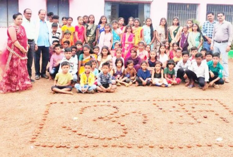 शिक्षिका ने बच्चों के संग मनाई दीवाली