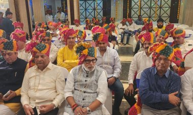 इंदौर स्कूटर ट्रेड एसोसिएशन का दीपावली मिलन:साफा-माला पहनकर किया सबका अभिनंदन, पहले आने वाले व्यापारी को भी नवाजा