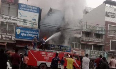 बैरागढ़ में 3 कपड़ा दुकानों में लगी भीषण आग, एक करोड़ का माल जलकर खाक... दमकलों ने पाया काबू