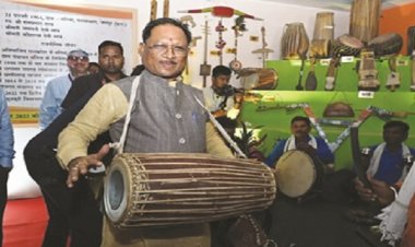 रिखी संग सरगुजिहा करमा पर मांदर की थाप देते झूम उठे सीएम साय