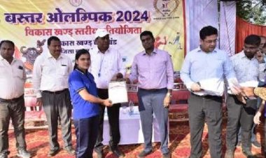 कमिश्नर और कलेक्टर ने विकासखंड स्तरीय खेल प्रतियोगिता में बॉलीबॉल खेलकर खिलाड़ियों को किया प्रोत्साहित