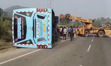 बैतूल में हाईवे पर अनियंत्रित होकर पलटी बस, 28 यात्री घायल