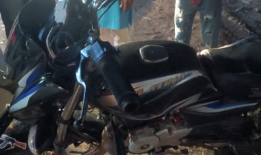 ट्रैक्टर ने बाइक को मारी टक्कर:गाड़ी के गिरे दो भाई; इलाज के दौरान बड़े भाई की मौत, छोटा गंभीर