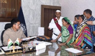 जनदर्शन में कलेक्टर ने सुनी लोगों की समस्याएं