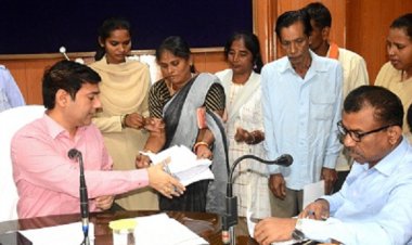 कलेक्टर ने जनदर्शन में सुनी आमजनों की समस्याएं