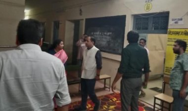 कलेक्टर ने देर रात किया मतदान केंद्र का निरीक्षण