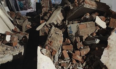 बड़वानी में सार्वजनिक शौचालय पर चला बुलडोजर:सीएमओ के आदेश पर एक्शन, रहवासियों ने लिया कब्जे में जेसीबी मशीन