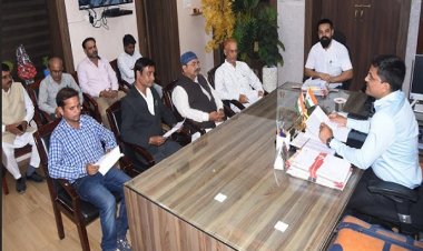 कलेक्टर ने ली राजनीतिक दलों की बैठक