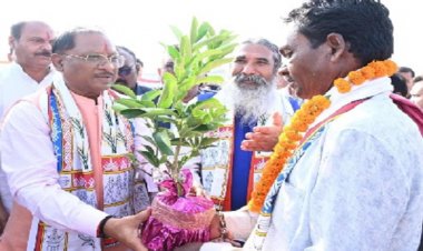 मुख्यमंत्री के हाथों सम्मानित होकर अभिभूत हुए किसान हरिराम और उत्तम