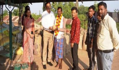 कमिश्नर ने तोकापाल धान खरीदी केन्द्र में धान खरीदी का किया शुभारंभ कर कृषकों को दी बधाई