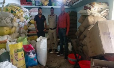 बागबाहरा में साहू किराना स्टोर्स से 110 बोरी अवैध धान जब्त