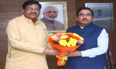 मंत्री दयालदास बघेल ने केन्द्रीय खाद्य मंत्री प्रहलाद जोशी से दिल्ली में की मुलाकात