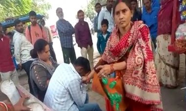 रहम की भीख मांगता रहा युवक..तीन दबंग महिलाओं ने की पिटाई