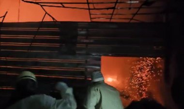 इंदौर में कूलर गोदाम में आग से जिंदा जला कर्मचारी:उत्तर प्रदेश का रहने वाला था मृतक, दो अन्य दुकानें भी चपेट में आई