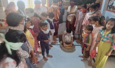 आत्मिक शीतलता प्राप्त करने बच्चों ने चंदन घिसना सीखा