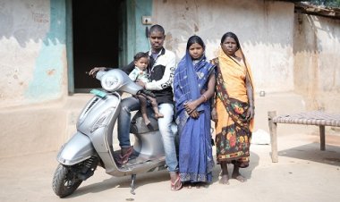 जब से पहाड़ी कोरवा भोलाराम ने खरीदी स्कूटी, समय पर पहुंच पाता है ड्यूटी