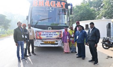 श्रद्धालु बस को हरी झंडी दिखाकर किया गया रवाना