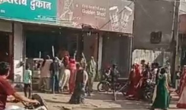डंडे लेकर शराब दुकान पहुंची महिलाएं, VIDEO:दूकान नहीं हटने से नाराज थी, जमकर पत्थर बरसाए
