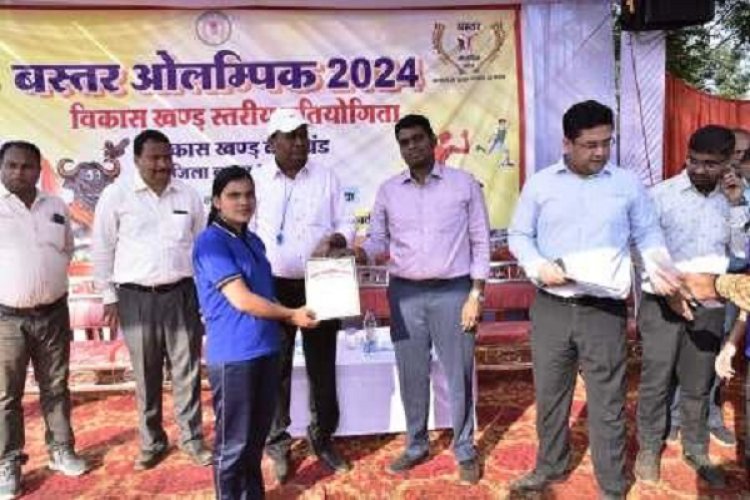 कमिश्नर और कलेक्टर ने विकासखंड स्तरीय खेल प्रतियोगिता में बॉलीबॉल खेलकर खिलाड़ियों को किया प्रोत्साहित