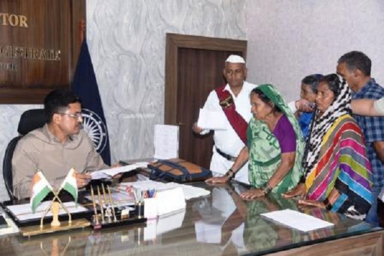 जनदर्शन में कलेक्टर ने सुनी लोगों की समस्याएं