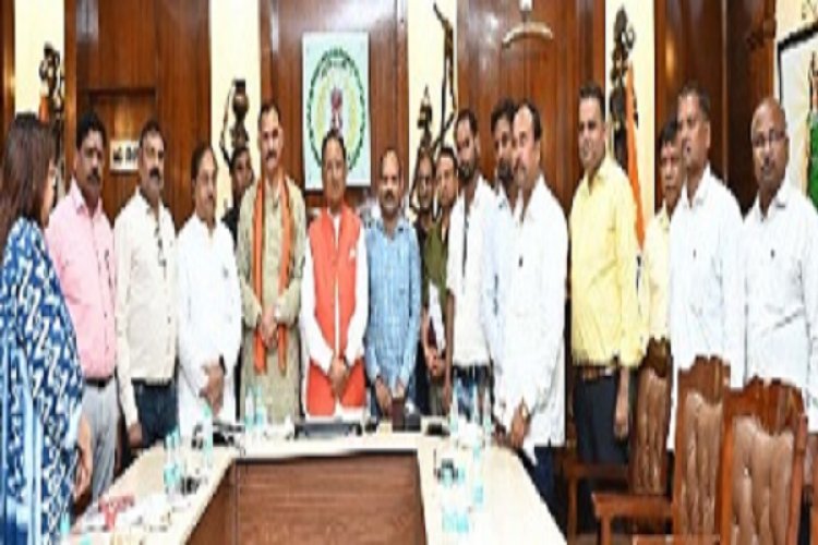 मुख्यमंत्री विष्णु देव साय की संवेदनशील पहल : समिति प्रबंधकों और कर्मचारियों की हड़ताल समाप्त