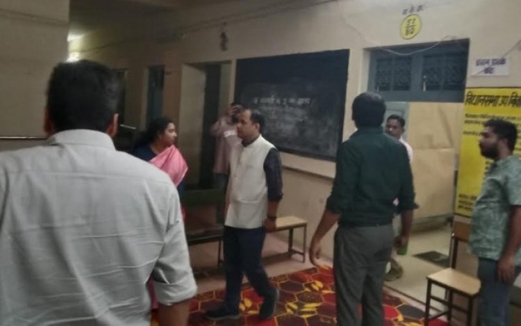 कलेक्टर ने देर रात किया मतदान केंद्र का निरीक्षण