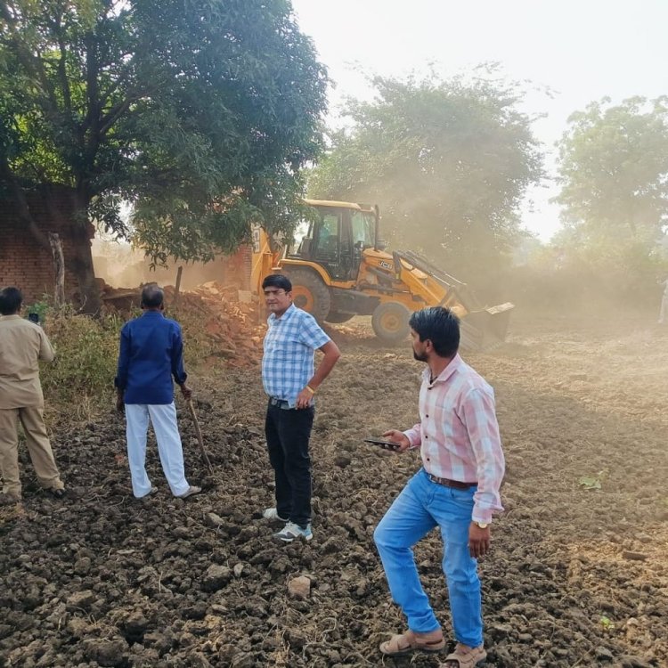 टीकमगढ़ में अवैध कब्जाधारियों पर चला प्रशासन का बुलडोजर:82 एकड़ गोचर भूमि से हटाया अवैध कब्जा; तहसीलदार ने 8 करोड़ बताई जमीन की कीमत