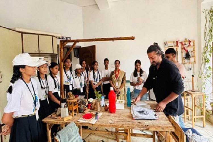 कच्ची मिट्टी आर्ट स्टूडियो में आर्ट की अनोखी कार्यशाला