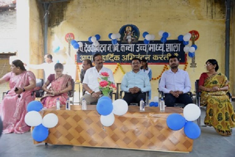 बाल दिवस पर पंडित देवकी नंदन दीक्षित स्कूल में न्योता भोज का आयोजन