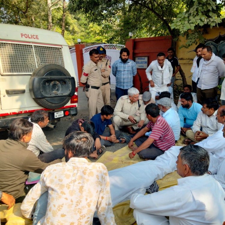 आम रास्ते में कब्जे को लेकर किसान ने की आत्महत्या:परिजनों ने कलेक्टर निवास के सामने शव रखकर किया प्रदर्शन, तहसीलदार पर मिलीभगत का आरोप