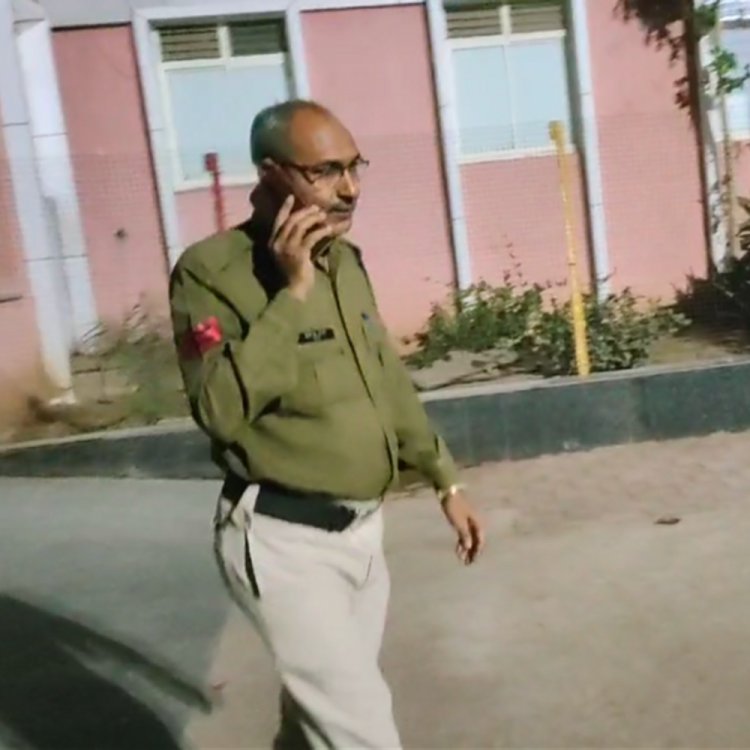 मुरैना में अविवाहित नाबालिग का सड़क पर प्रसव:जिला अस्पताल लेकर पहुंचे परिजन, पुलिस कर मामले की जांच