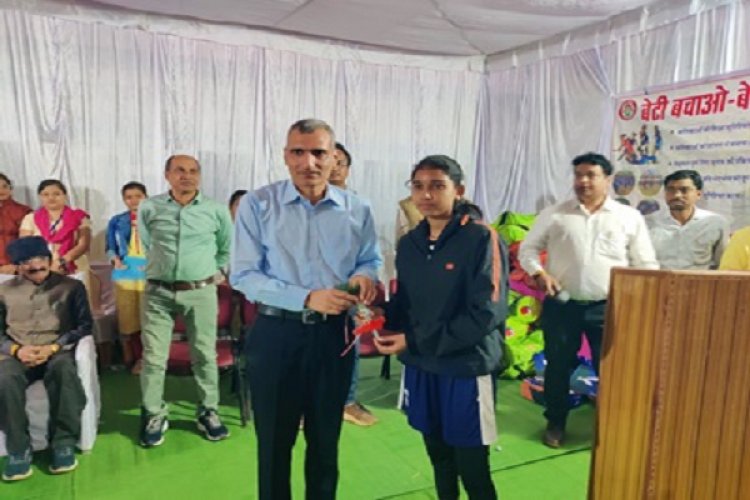 कलेक्टर ने राज्य और राष्ट्रीय स्तर पर खेलने वाली माहिला खिलाडियों को किया सम्मानित